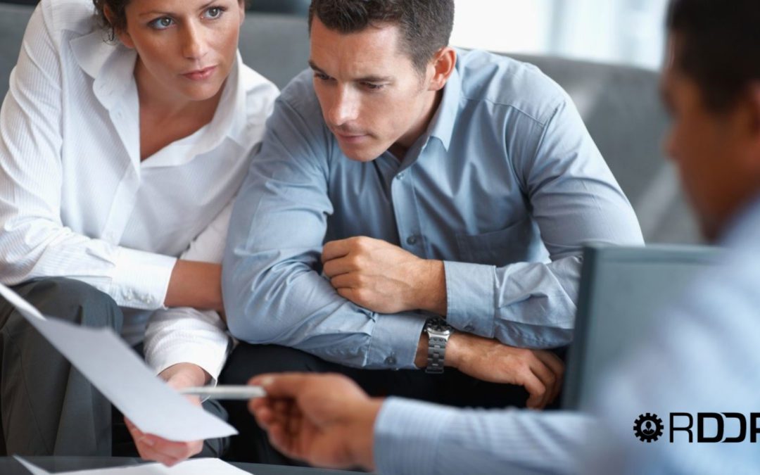 ¿Con que periodicidad se relacionan las empresas con su asesor? ¿Cómo se comunican asesor y empresa?