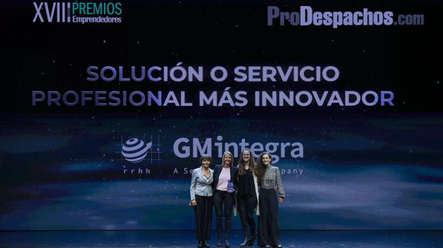 Glòria Moles en la Gala XVIII de la revista Emprendedores entrega el premio (II edición) a la solución o servicio más innovador del sector despachos profesionales 2022