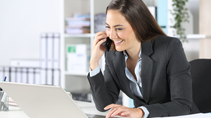 Mujer abogada haciendo una llamada telefónica