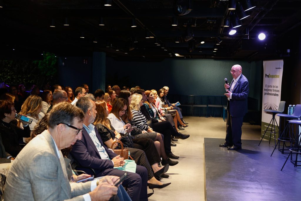 Jordi Amado, director general de Amado Consultores, presentando la V edición de los Premios ProDespachos & Emprendedores ante el público